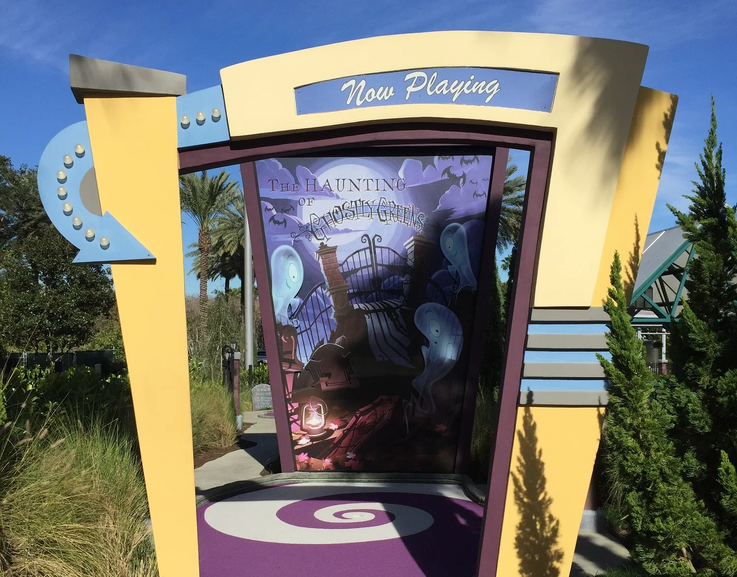 Entrance to The Haunting of Ghostly Greens at Hollywood Drive In Golf