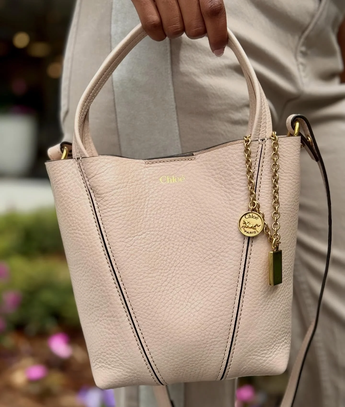 Soft neutrals and gold details, this @chloe bag is the finishing touch ✨