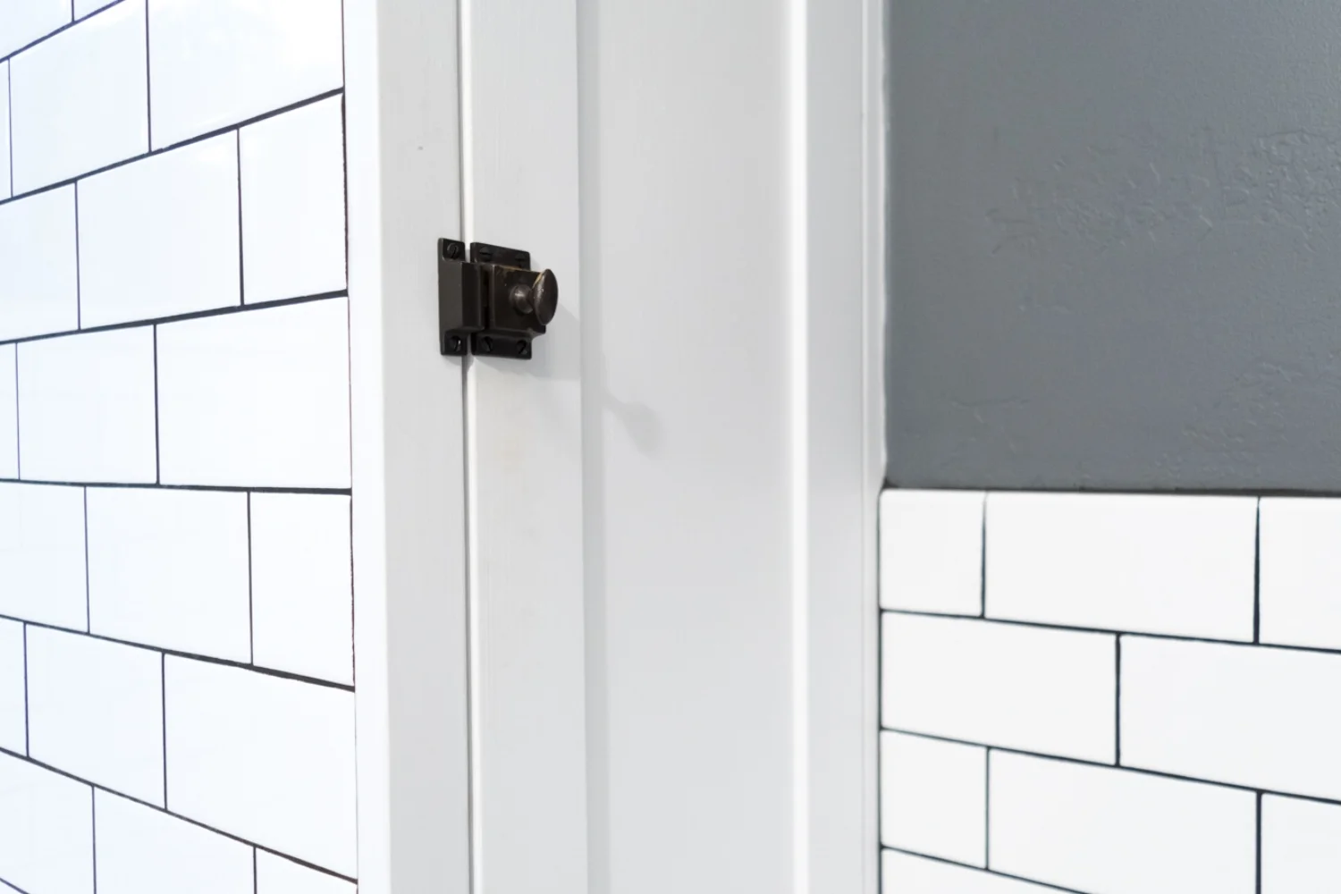 Dark grout on Subway Tile