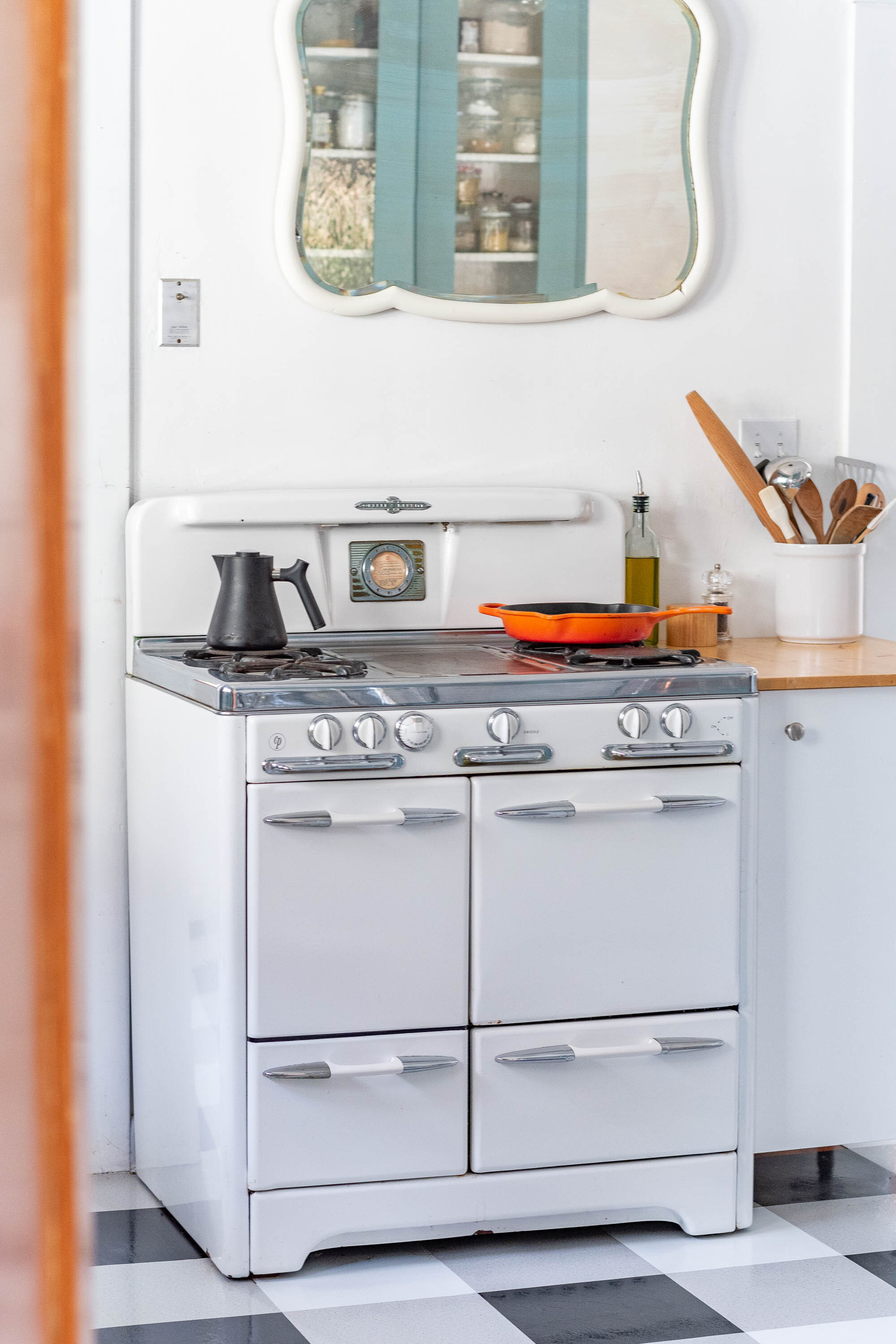 How to style a white and gold range cooker in my kitchen - Blog