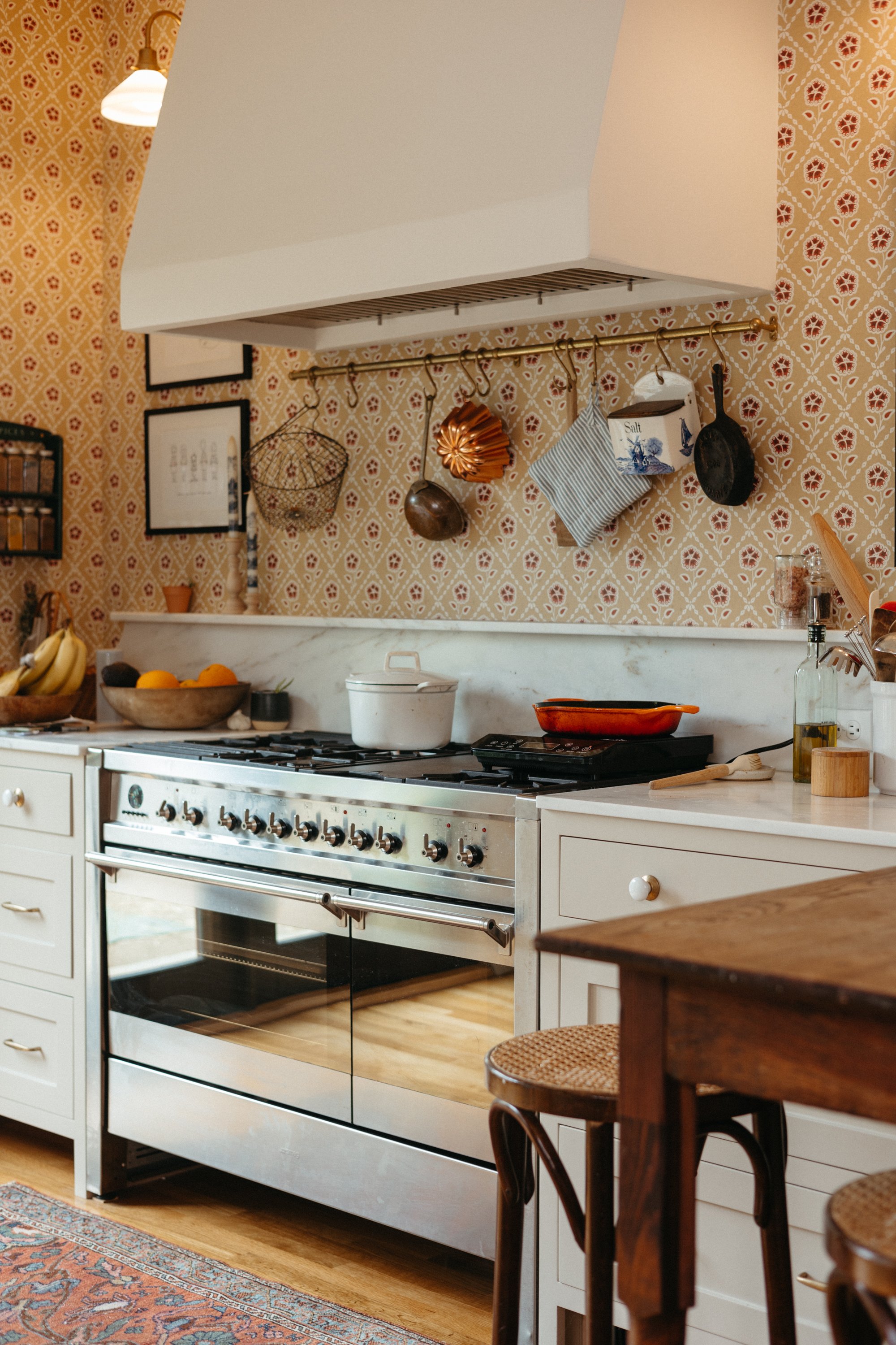 How to style a white and gold range cooker in my kitchen - Blog