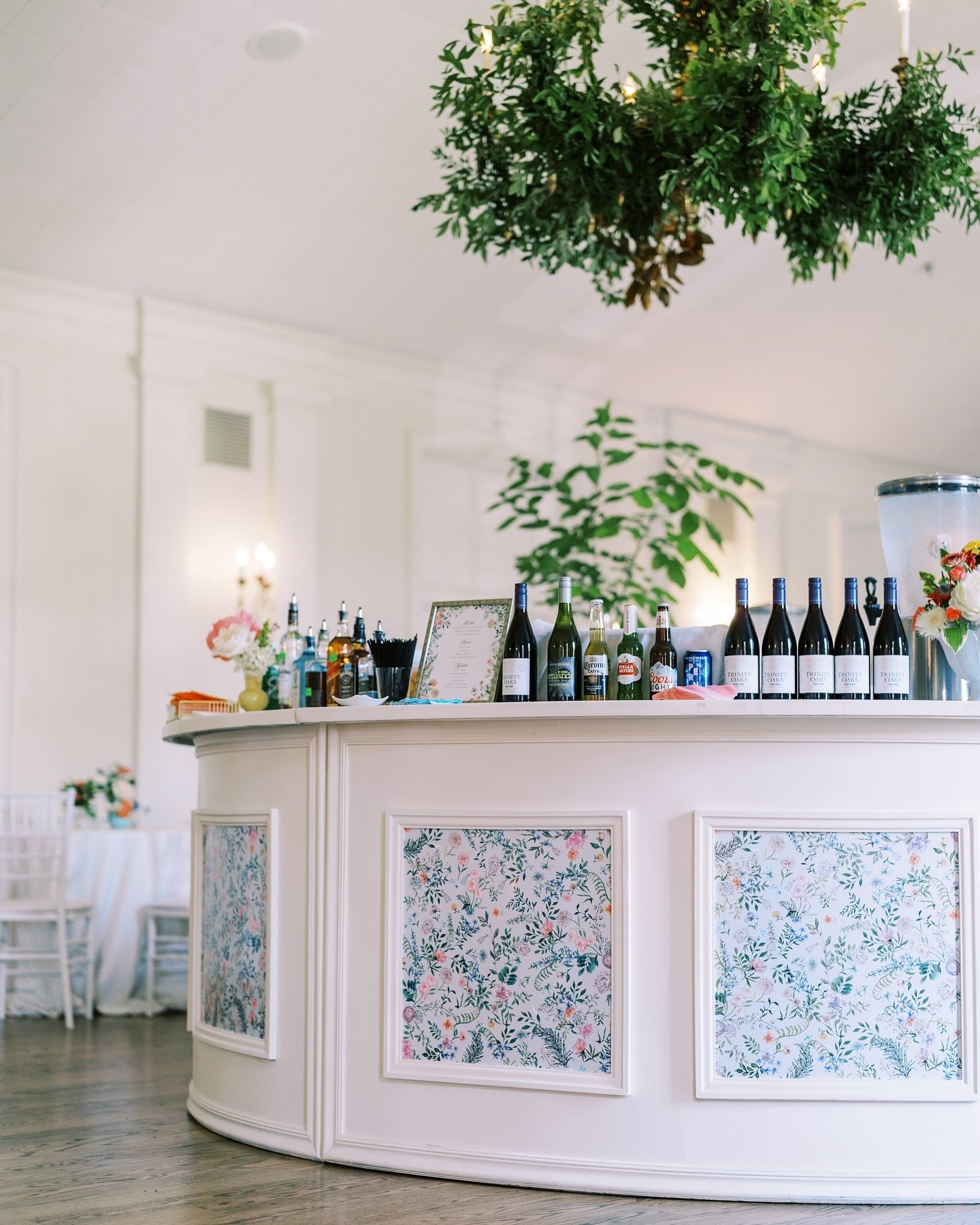Your bar is one of the most visited spots during your event, so why not make it unforgettable? 🍸✨ Adding custom wallpaper to the front of your reception bar creates a stylish focal point in this high-traffic area, blending your unique theme with a p