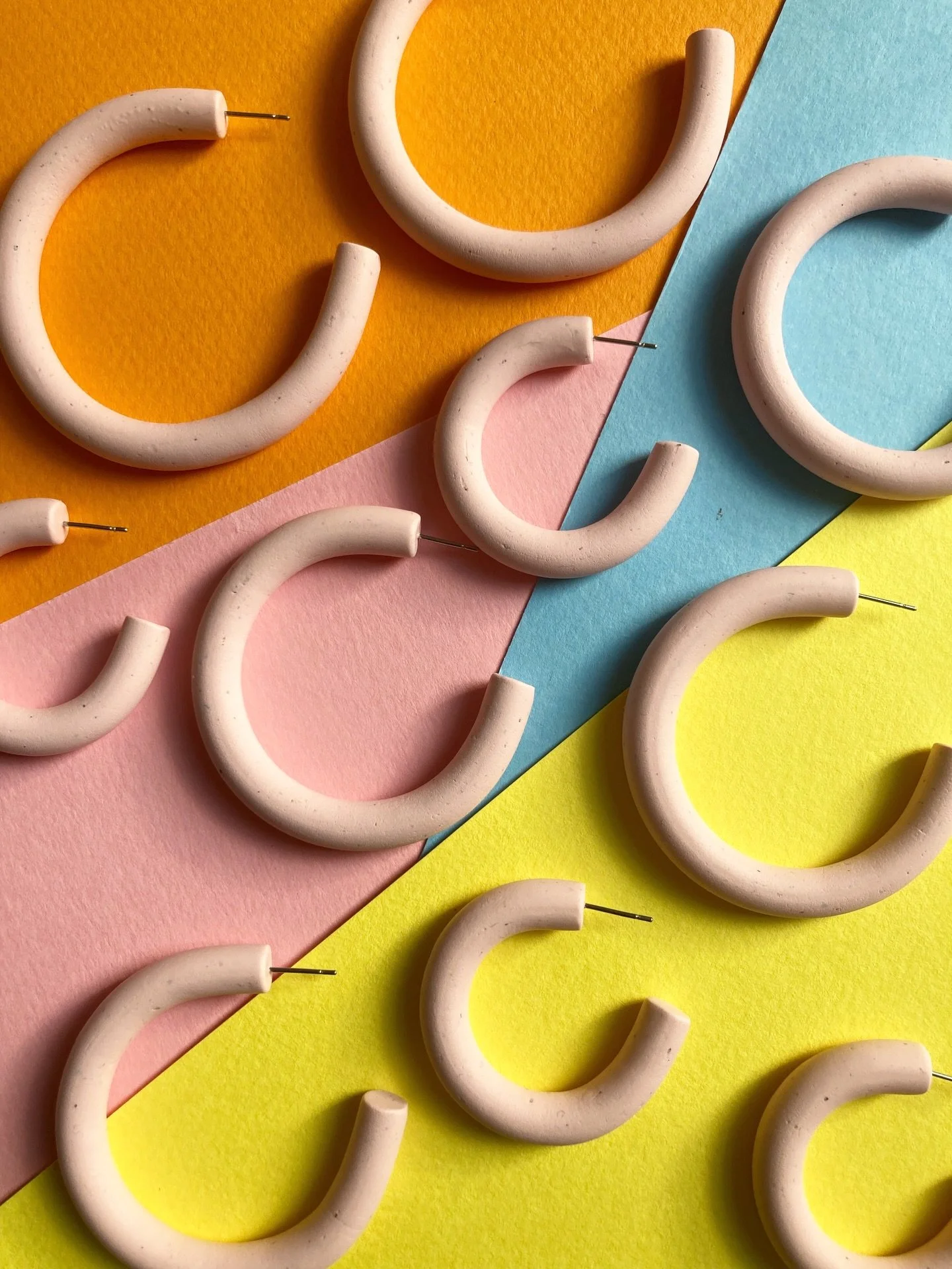 Micro chunky hoop drop: Soft, Pale Pink Speckle. Available in three sizes. 

This color is more versatile than you think!

🔗 Grab the link in my profile 🥰