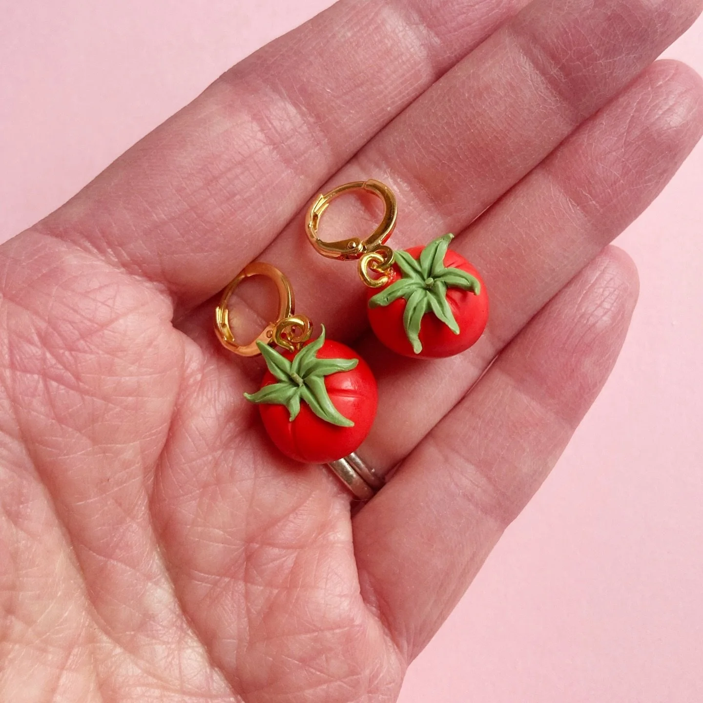 🍅 Tomato earrings restocked! 🍅 

Available in gold-filled lever-back hoops and gold hooks. 

(These are a bit smaller than the previous ones)

#TomatoEarrings