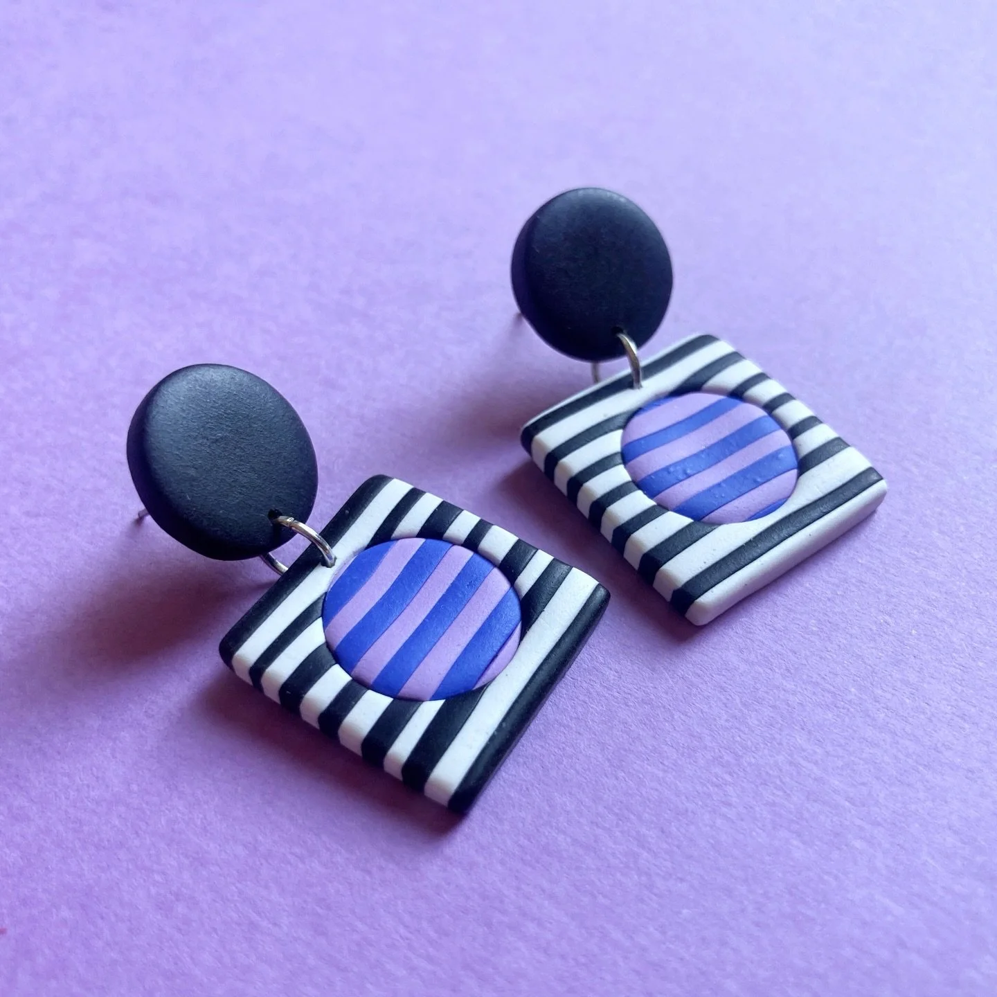 Mod, retro-inspired, one-of-a-kind&mdash;Black &amp; White Periwinkle Inlaid Stripe Drops. 

Grab the only pair available with the link in my stories or profile 🏃&zwj;♂️💨