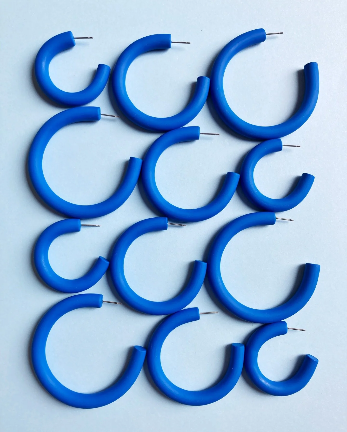 Cobalt hoop restock is up! Swipe to the next image to see what a happy customer thinks of these cobalt beauties 👀💙

Colored hoops can easily be found in the Featured section of my shop 😊