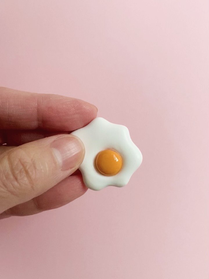 🍳 Sunny-side-up egg pins now available!

Grab the link in my profile or stories 🥰

#FoodPin #Egg #SunnySideUpEgg