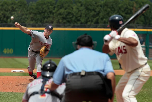How Our Eyes Actually Track A Fastball