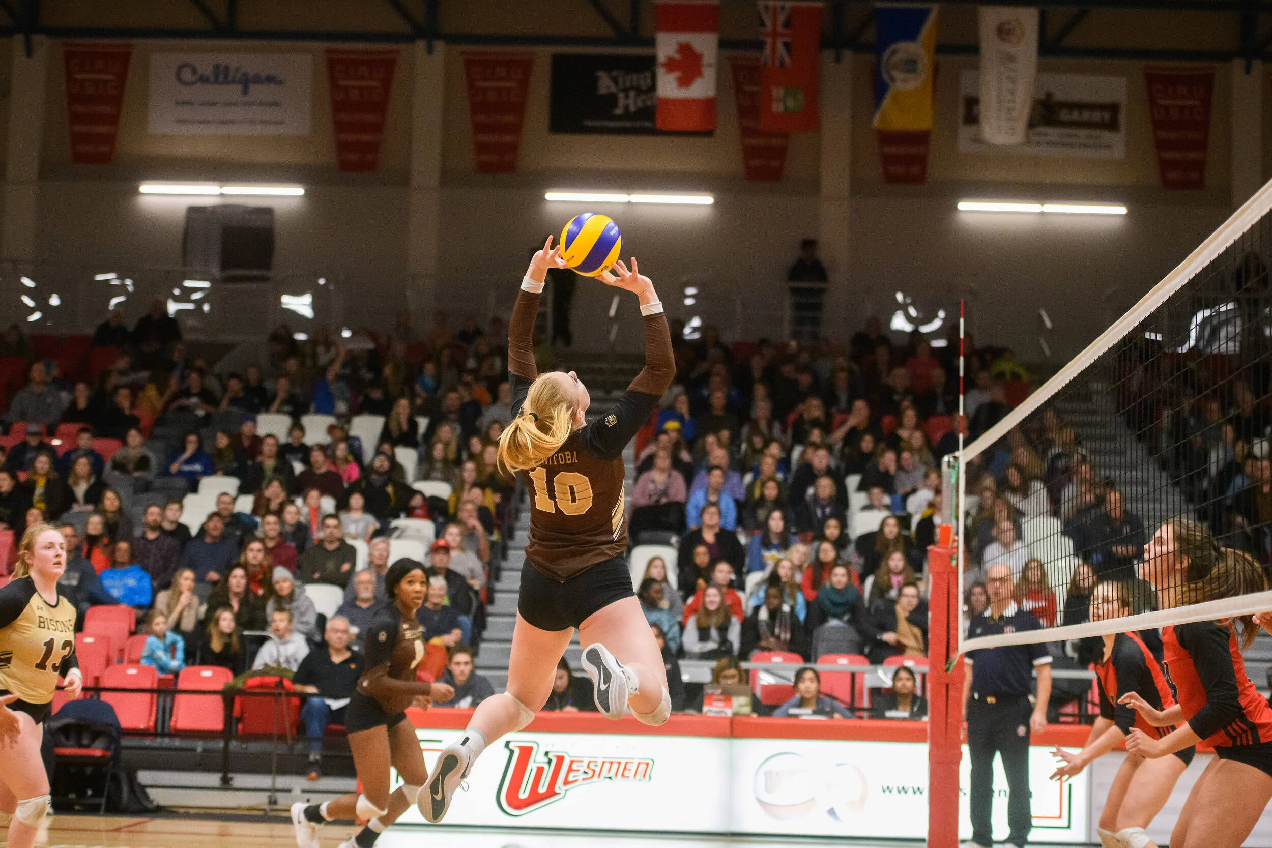  Mike Sudoma / Winnipeg Free PressUniversity of Manitoba Bisons setter, Kelsey Jordan, jump sets the ball to Bisons power, Light Uchechukwu during Friday night’s game against the University of Winnipeg Wesmen at the Duckworth CentreNovember 22, 2019 