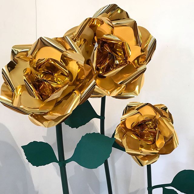 #mirrorgold roses available⁠⠀
1x 65cm⁠⠀- 1x 50cm⁠⠀- 2x 40cm⁠⠀
DM me for info! Can be taken with or without steel stems⁠