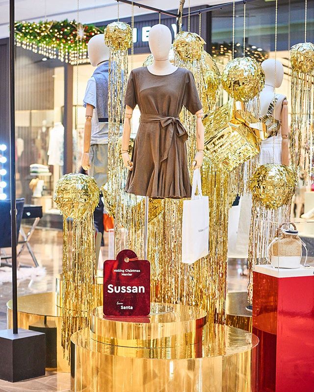 I'm so shiny!⁠⠀
See story for the full musical experience⁠⠀
⁠⠀
#fringed #baubles for @westfielddoncaster via @partywithlenzo⁠ @entourageevents⁠