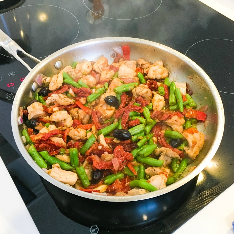 One Pan Chicken with Sun-Dried Tomatoes and Green Beans