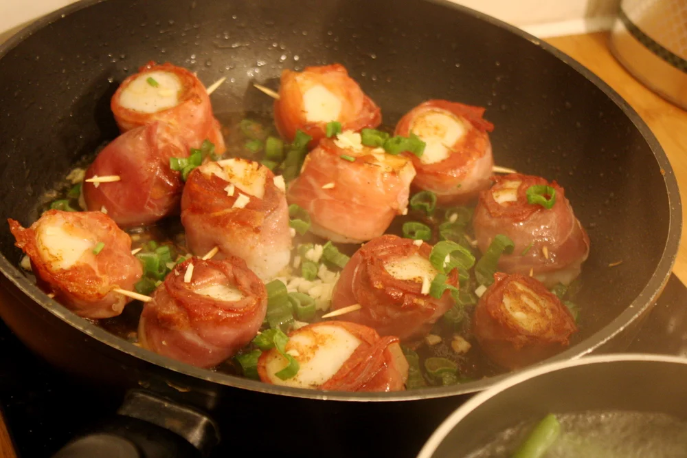 prosciutto wrapped scallops, seasonal puree & green beans 