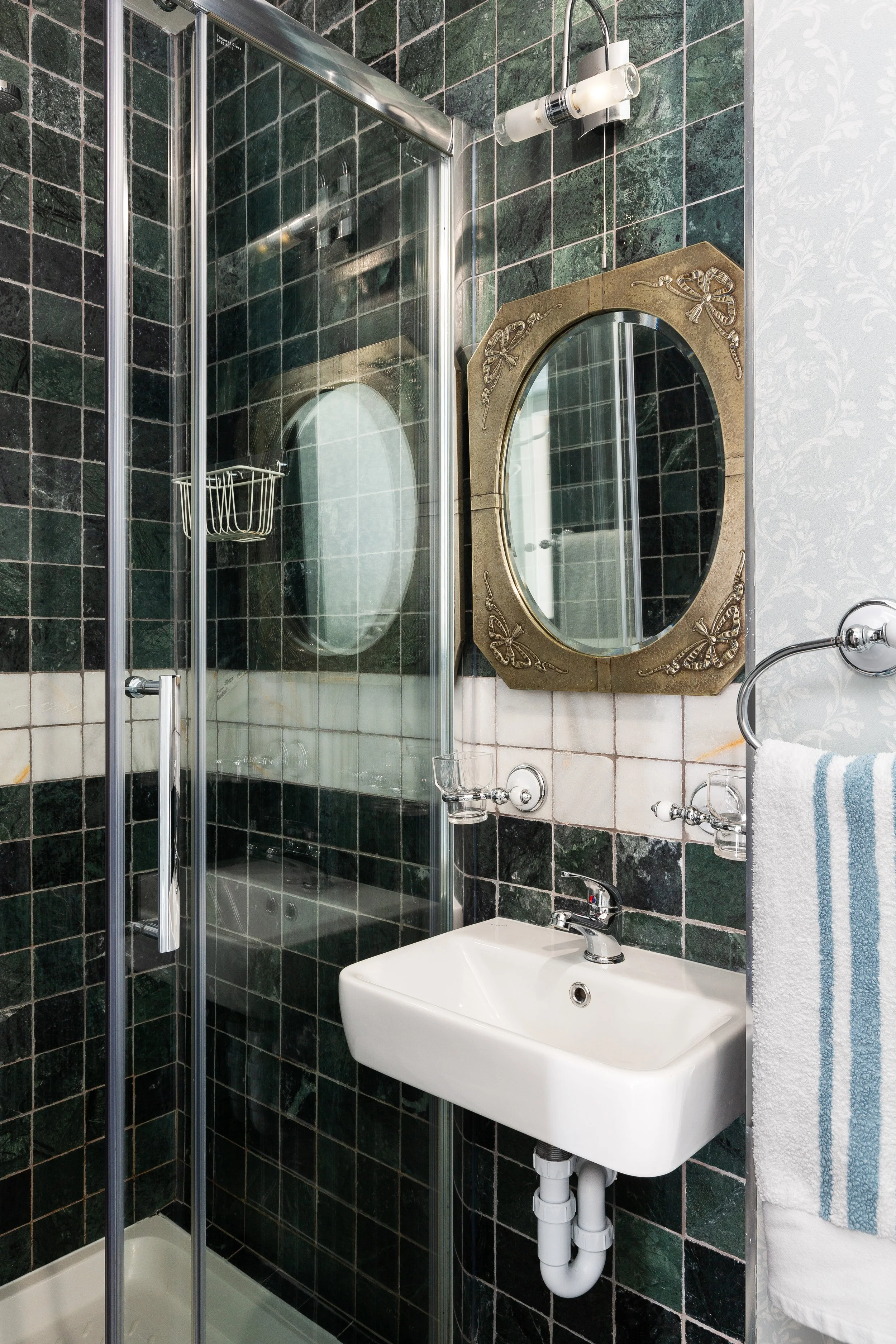 Back bedroom en suite - Copy (3).JPG