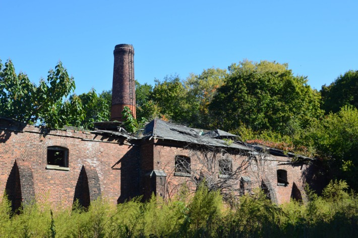  Another view of the smokestacks. Krawchuck called North Brother Island essentially a “free-standing city” complete with a morgue, public school, and tennis courts.Photo: Jen Kirby/New York Magazine 
