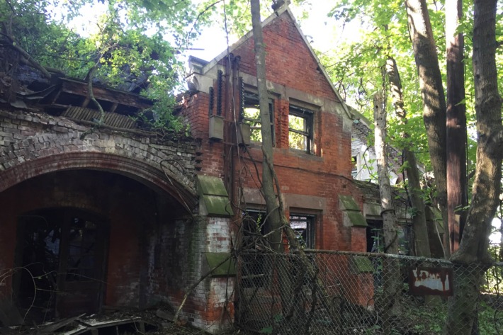 North Brother Island’s most famous patient was Typhoid Mary (Mallon), who was quarantined on the island and died there in 1938.Photo: Jen Kirby/New York Magazine 