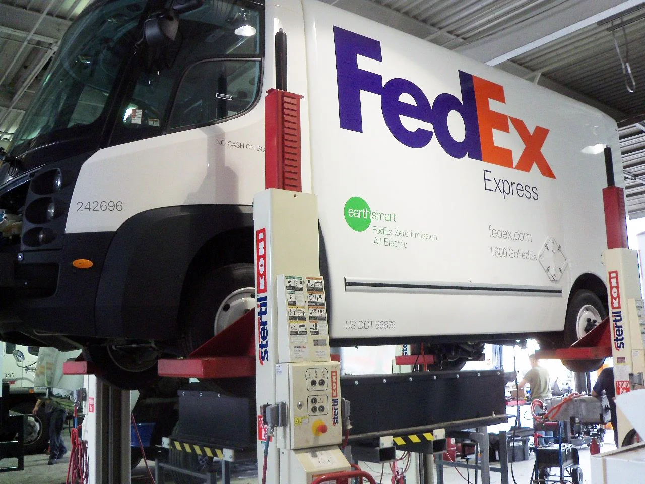 p-Fedex eStar with pack removed.jpg