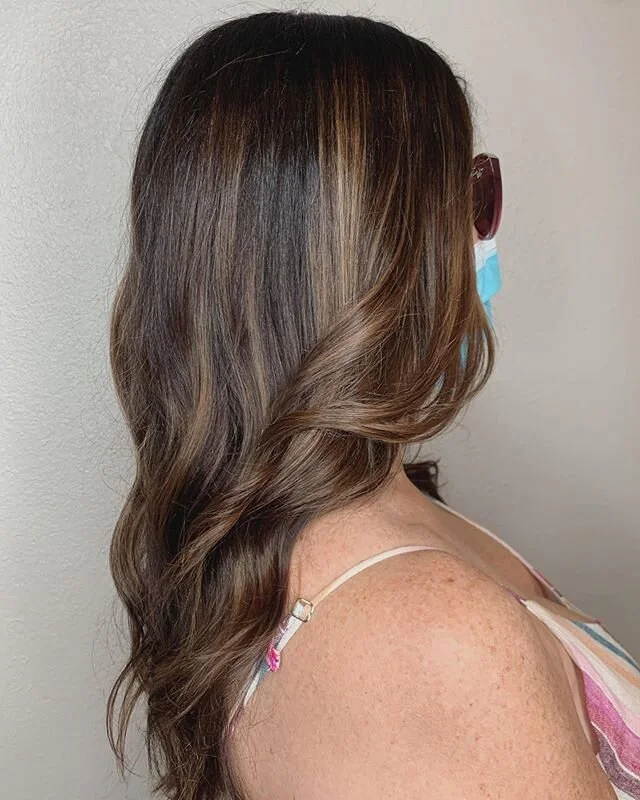 😍 I love when a loyal &ldquo;root&rdquo; client changes it up with a few brighter balyage pieces popping through ✨❤️💁&zwj;♀️ &bull;
&bull;
&bull;
#ochair #ochairstylist #missionviejohairstylist #brunettebalyage