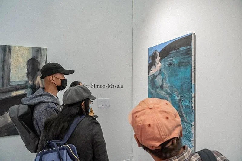Visitors engaging closely with a painting by Tibor Simon-Mazula at ART TAIPEI 2021, Hann Art Agency.