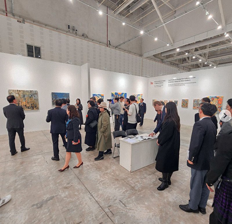 Installation view with visitors during Daejeon Art Fair 2025.