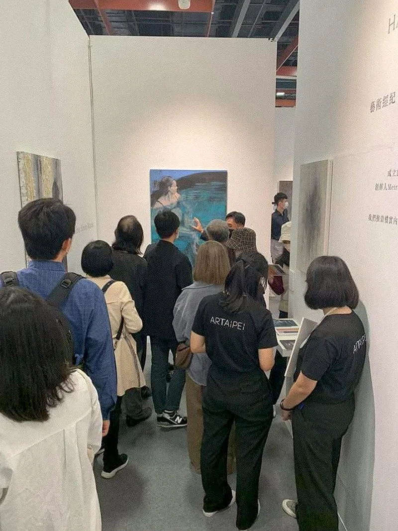 Crowd gathered around paintings by Tibor Simon-Mazula at ART TAIPEI 2021, highlighting audience interest.