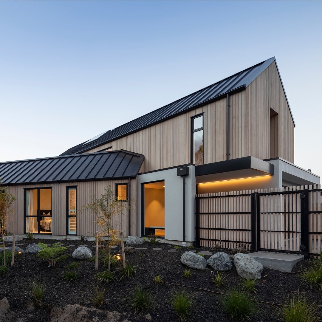 HOME AT KNOWLES ⚡️

A stunning build from exceptional builders @williamselvidgebuilders with bespoke interior design by the talented @modidesign_ &amp; unique lighting features by yours truly, this is a home you&rsquo;d never want to leave ✨

A true 