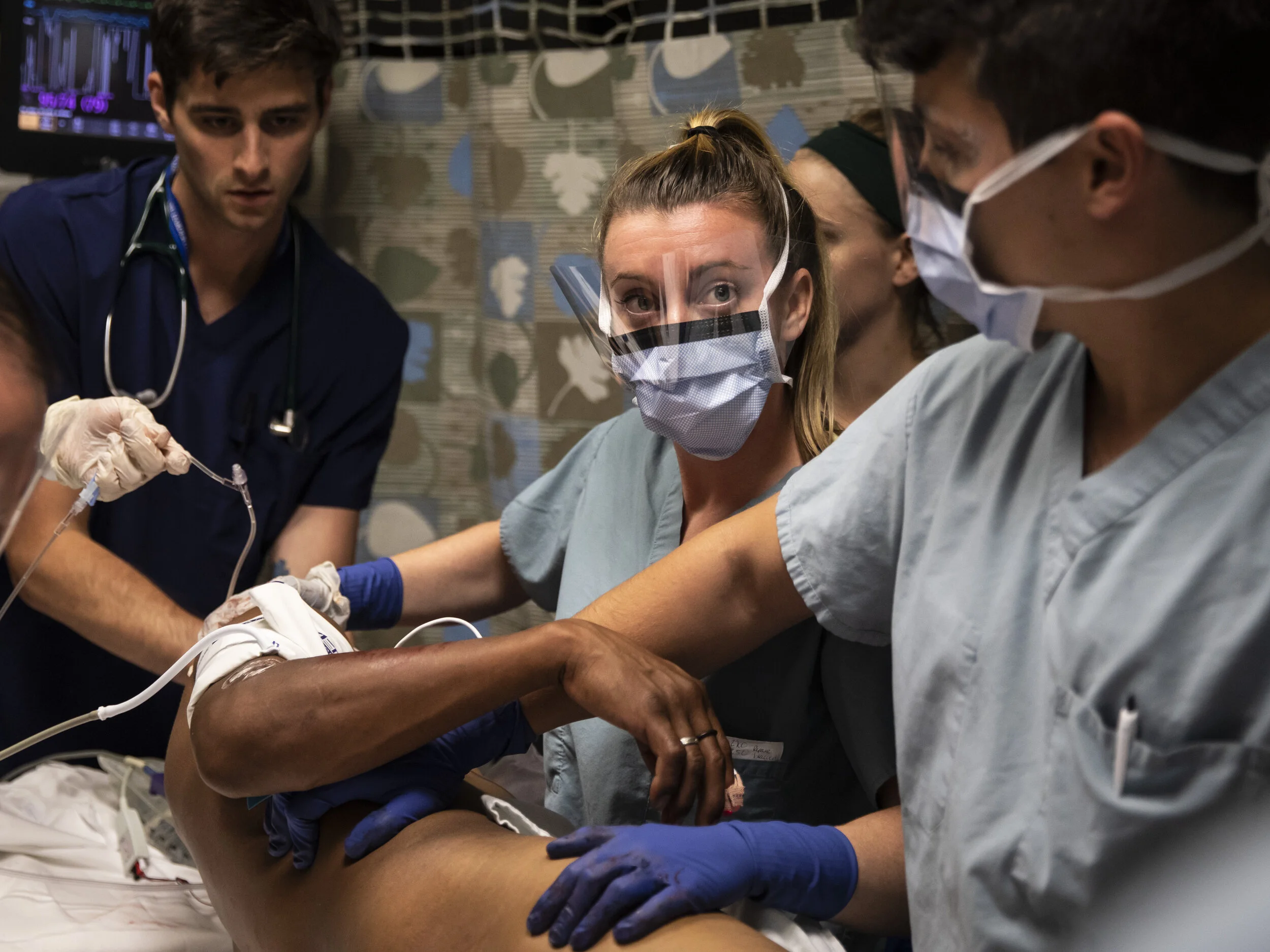  Dr. Alexa Dorricott (center), a surgical resident, inserted a chest tube in a stabbing victim in the Emergency Department at Mount Sinai Hospital, Tuesday evening, Sept. 10, 2019. Dorricott is one of more than 700 surgical residents and health care professionals trained each year at Sinai. | Ashlee Rezin Garcia/Sun-Times    ‘Code yellow: Trauma in the emergency room’   