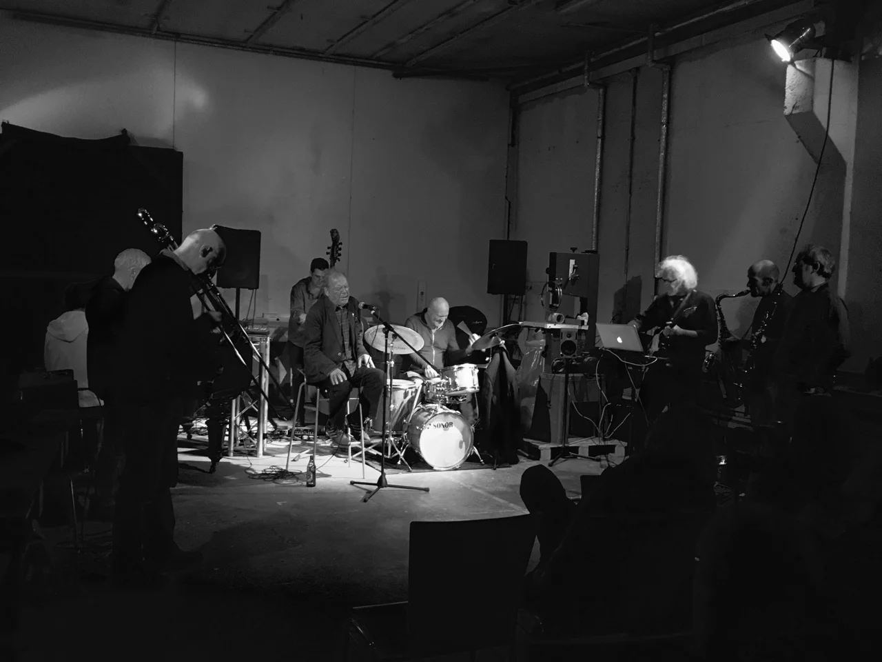 Phil Minton on stage with Munich Improvisers