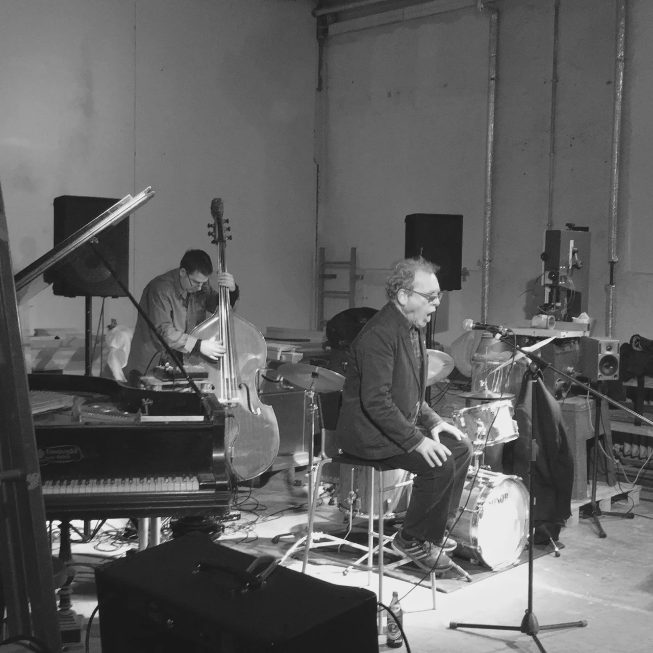 Phil Minton on stage with Munich Improvisers
