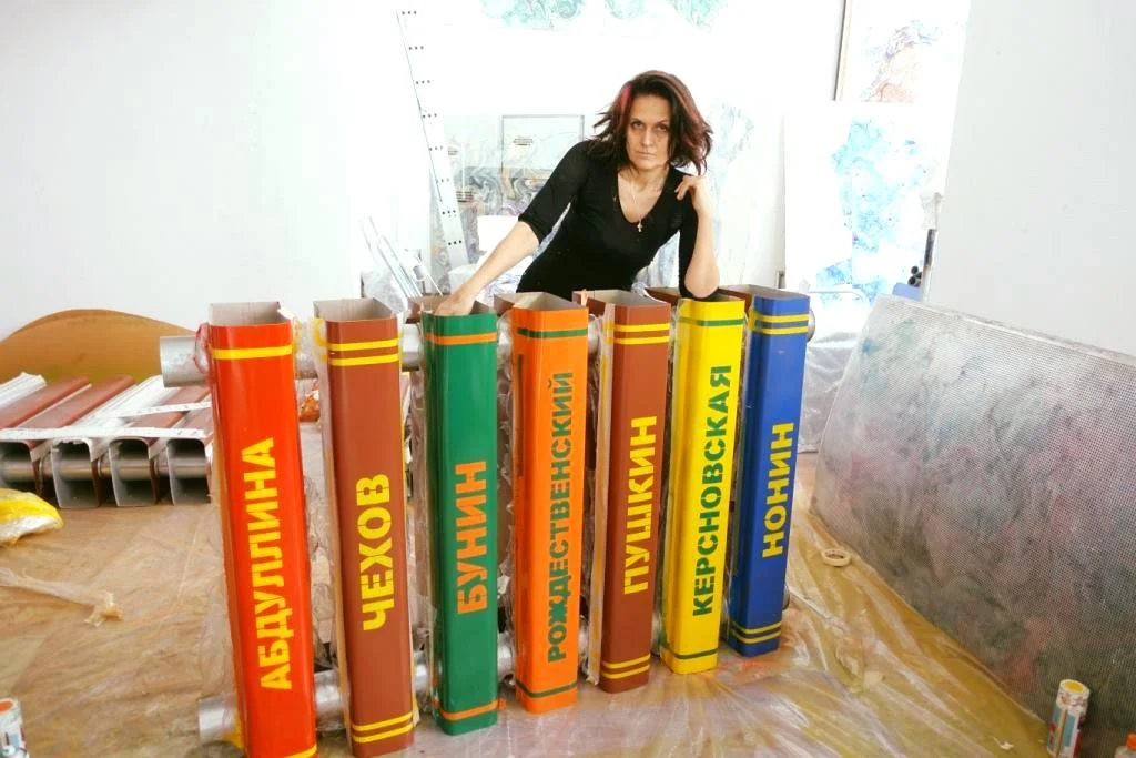 Марина Звягинцева около фрагмента инсталляции в своей мастерской