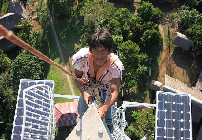Installation of an antenna in Napo, Iquitos (March 2007), some rights reserved.