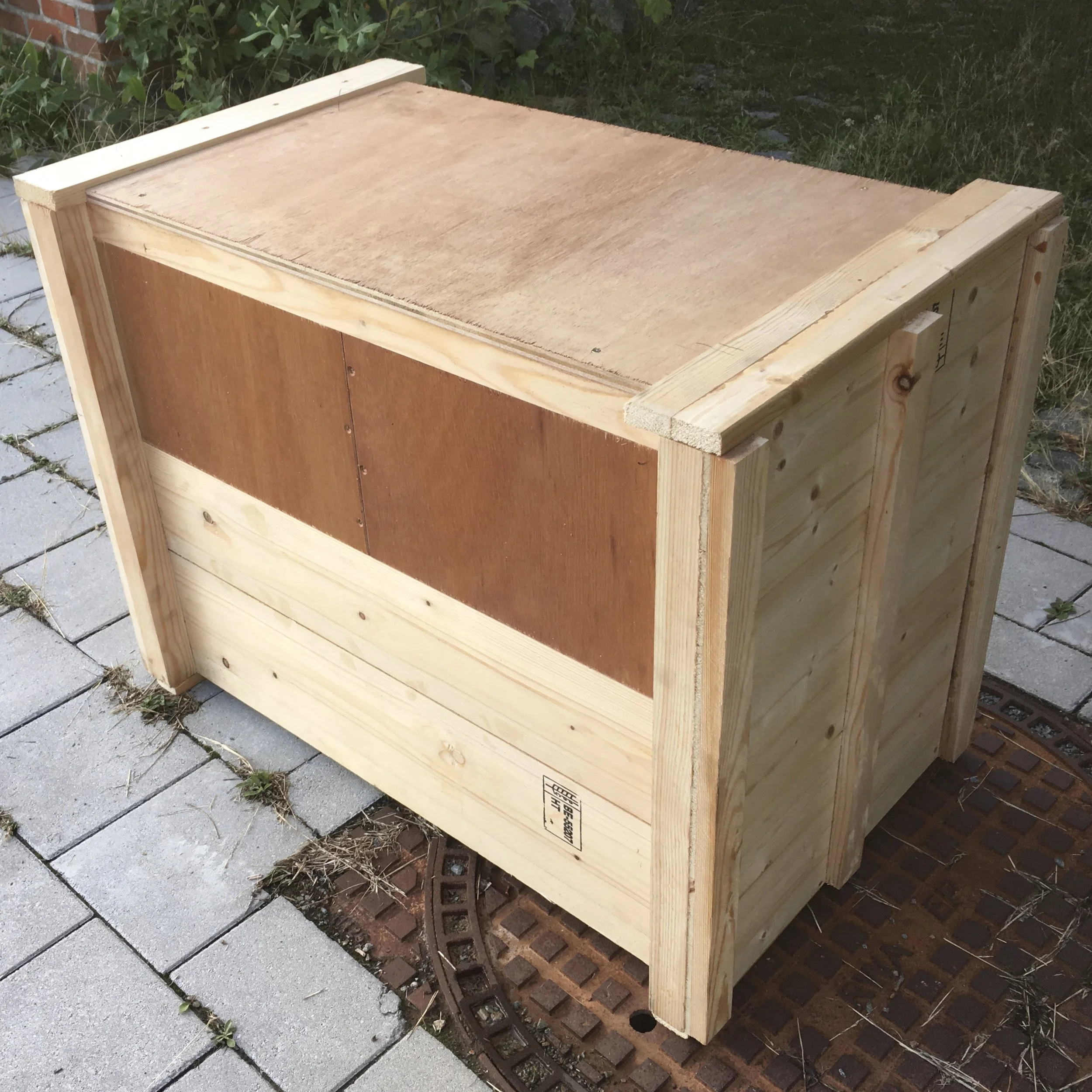 crate react trace 12 works were reduced to lumber. This lumber was used to make a crate. The crate was sent to Quebec. In it was an HD with the recordings of the build. (to be continued)
