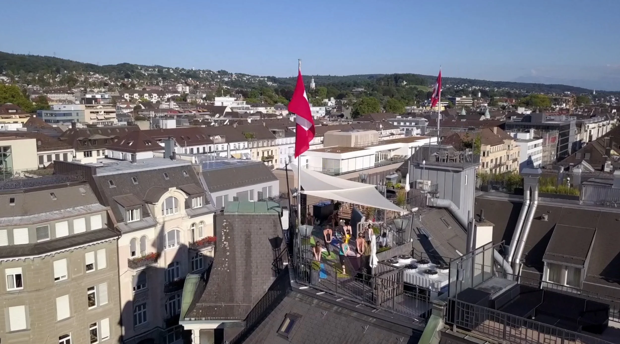 Yoga über den Dächern von Zürich