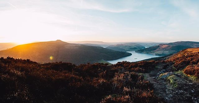 The Derwent Valley from Bamford Edge ☀️
.
.
#peakdistrict #peakscollective #sunset #goldenhour