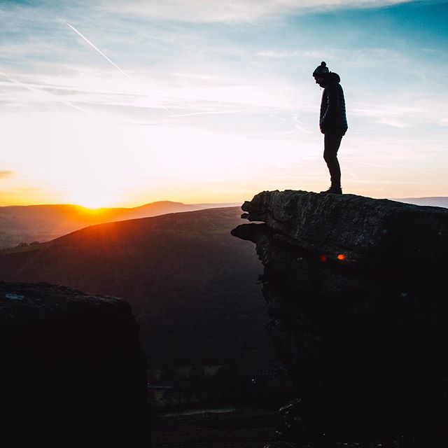 Golden hour rambling @samrobson02 ☀️
.
.
#peakdistrict #peakscollective #sunset #goldenhour