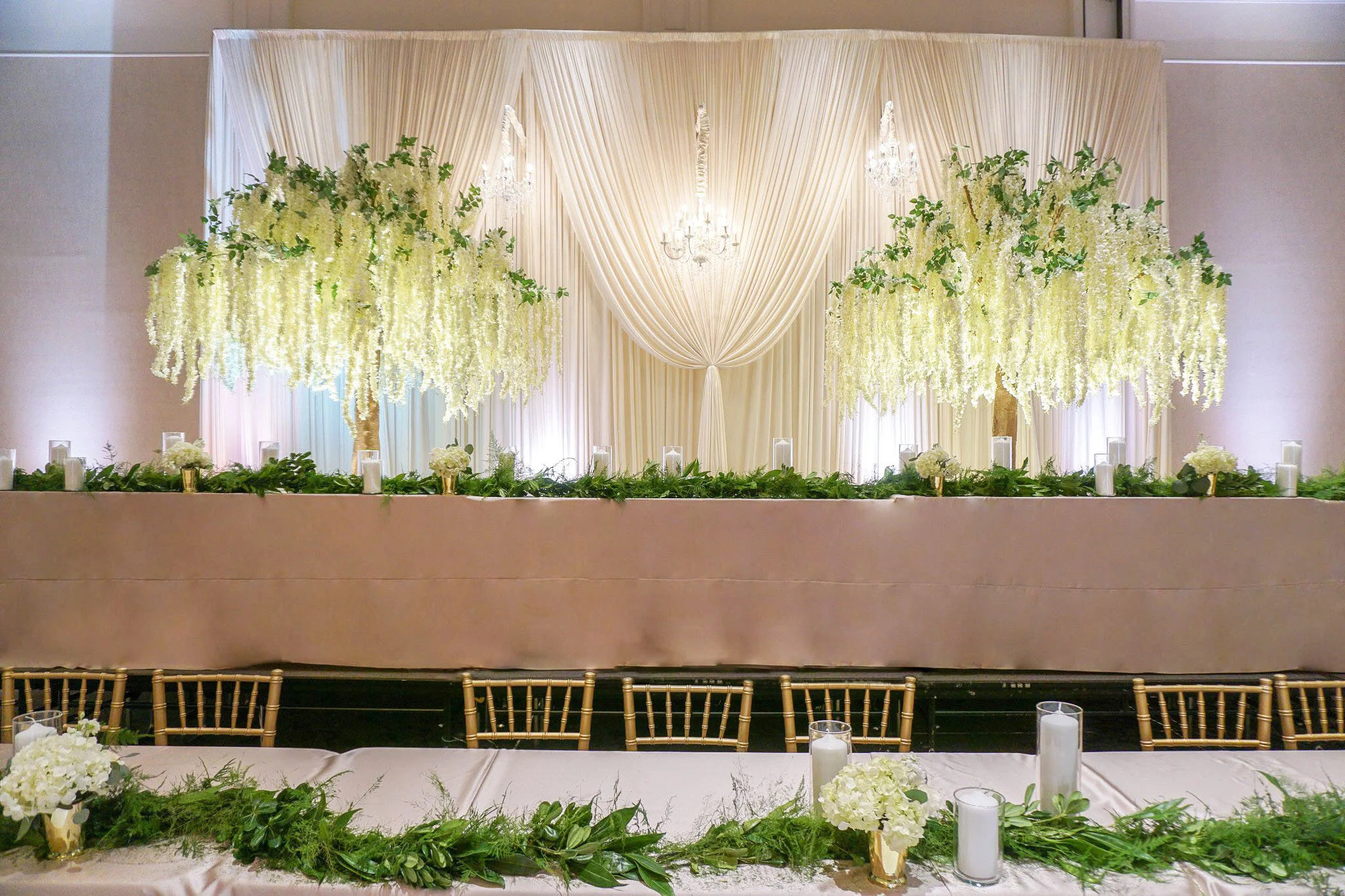 Column Backdrop with Chandeliers and Wisteria Trees_e.jpg