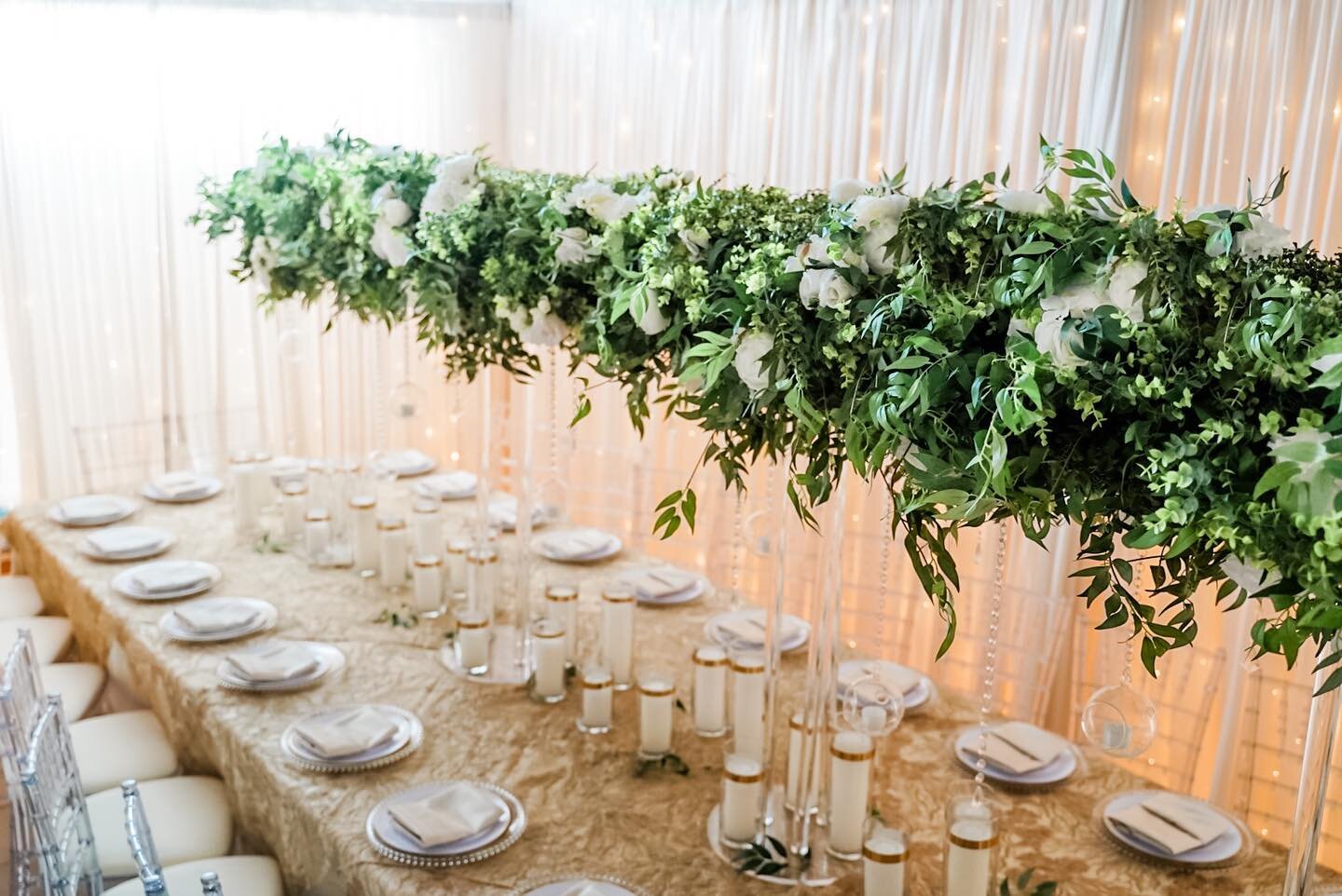 Use this Floral 13 feet Centerpiece Bridge to add drama to your family tables. We hung candles &amp; crystals for a stunning look. 🌿@satinchair
.
.
.
.
.
.
.
.
.
.
.
#chicagopartyplanner #chicagoparty #chicagopartydecorator #chiagopartyplanners #chi
