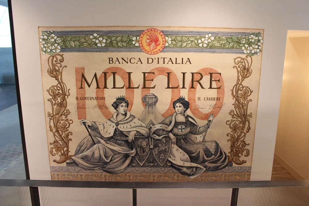 Earth tones of warm brown and cinnamon are used throughout the restaurant, and reflected in the mural.