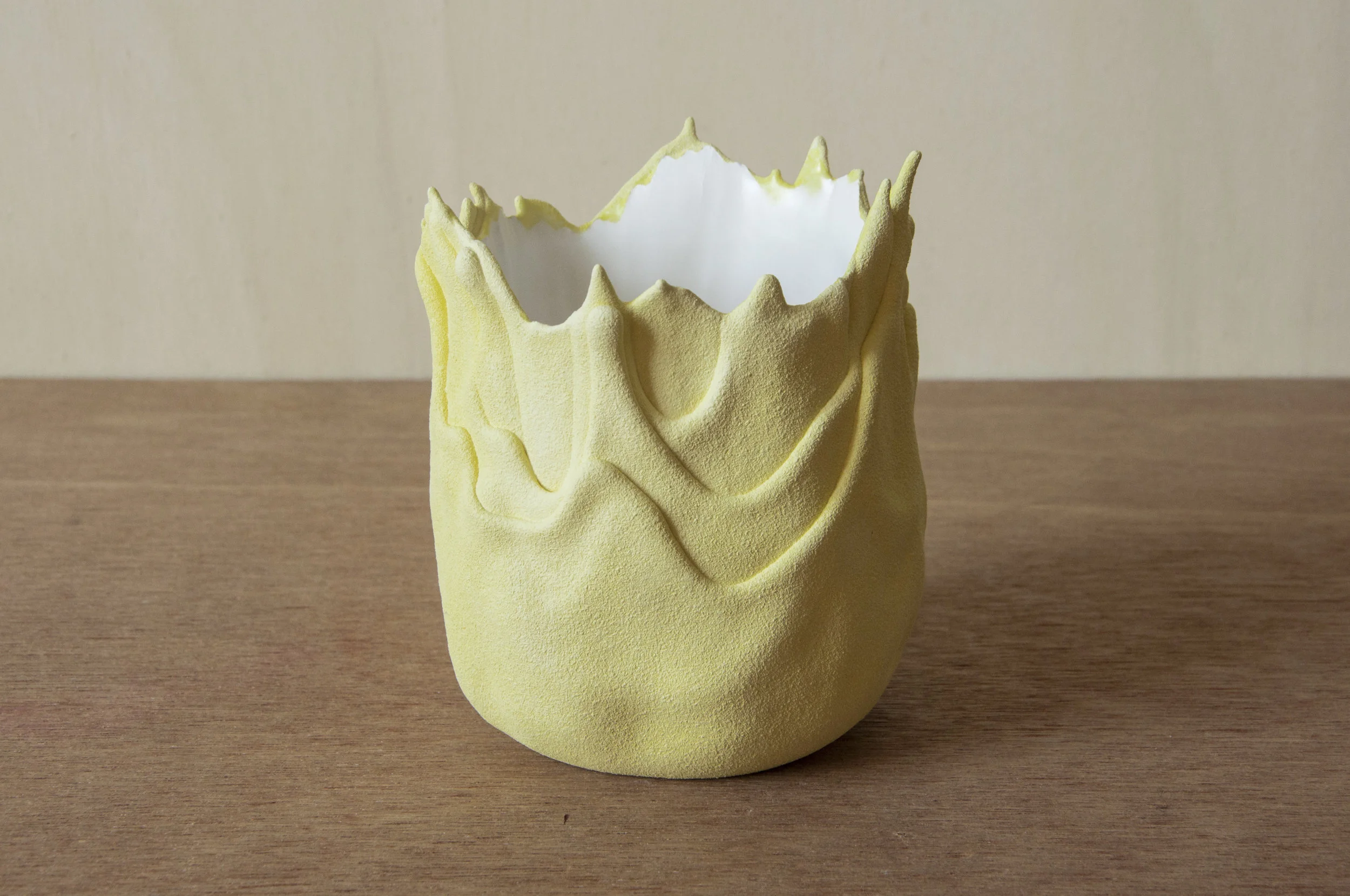 cache_pot_ascensionnel_jaune_pale_les_ambigus_cecile_bichon_hd_01.jpg