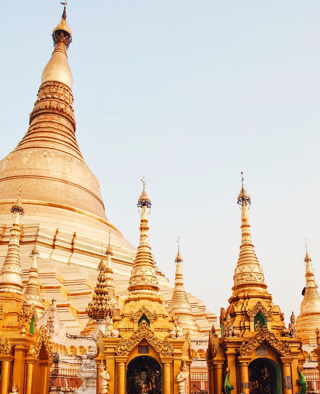  Shwedagon Pagoda in Yangon, Myanmar 
