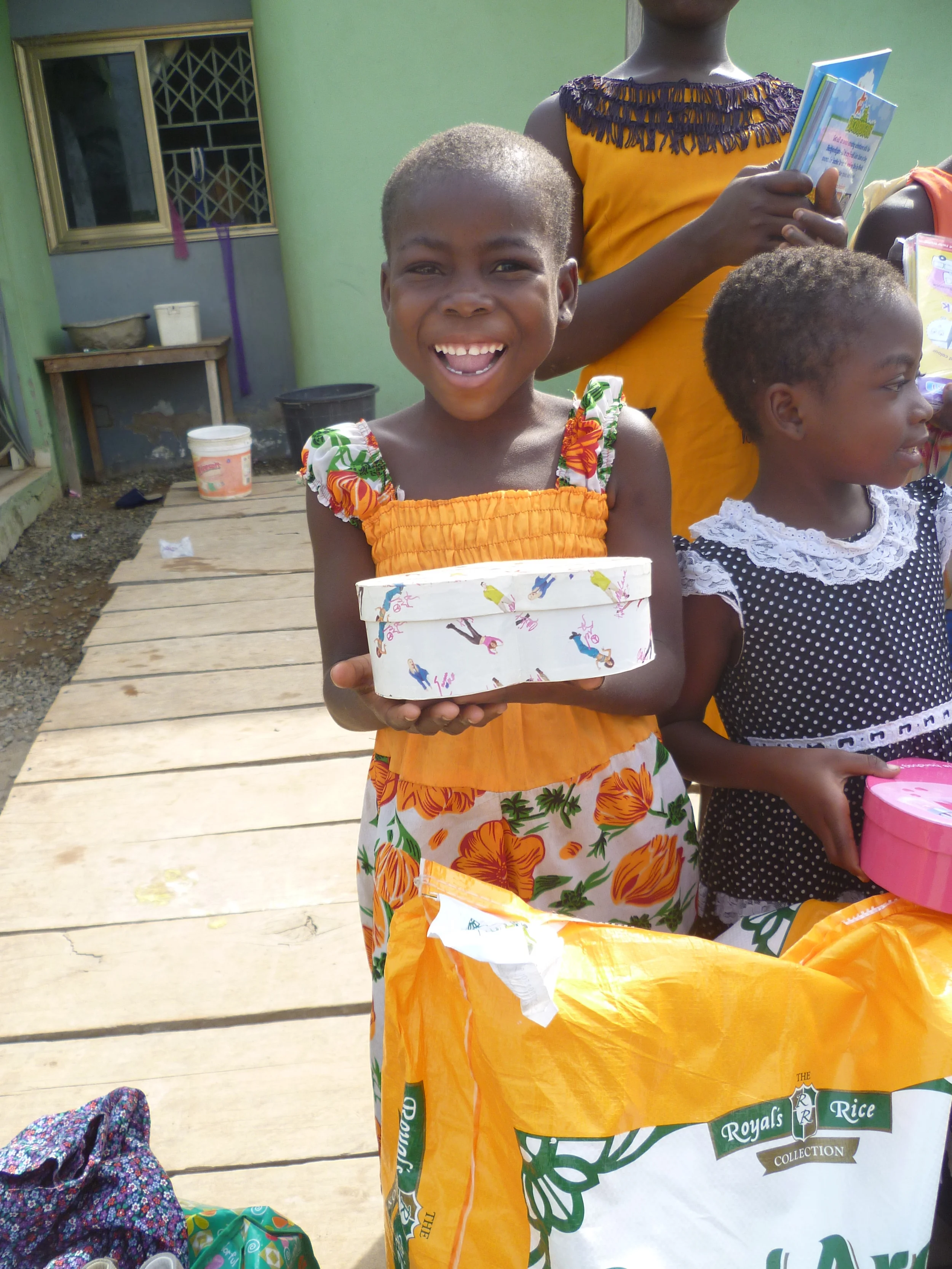  Children are always happy with their gifts. 