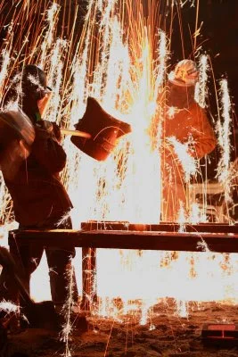 Now they are pouring the molten iron into the molds.