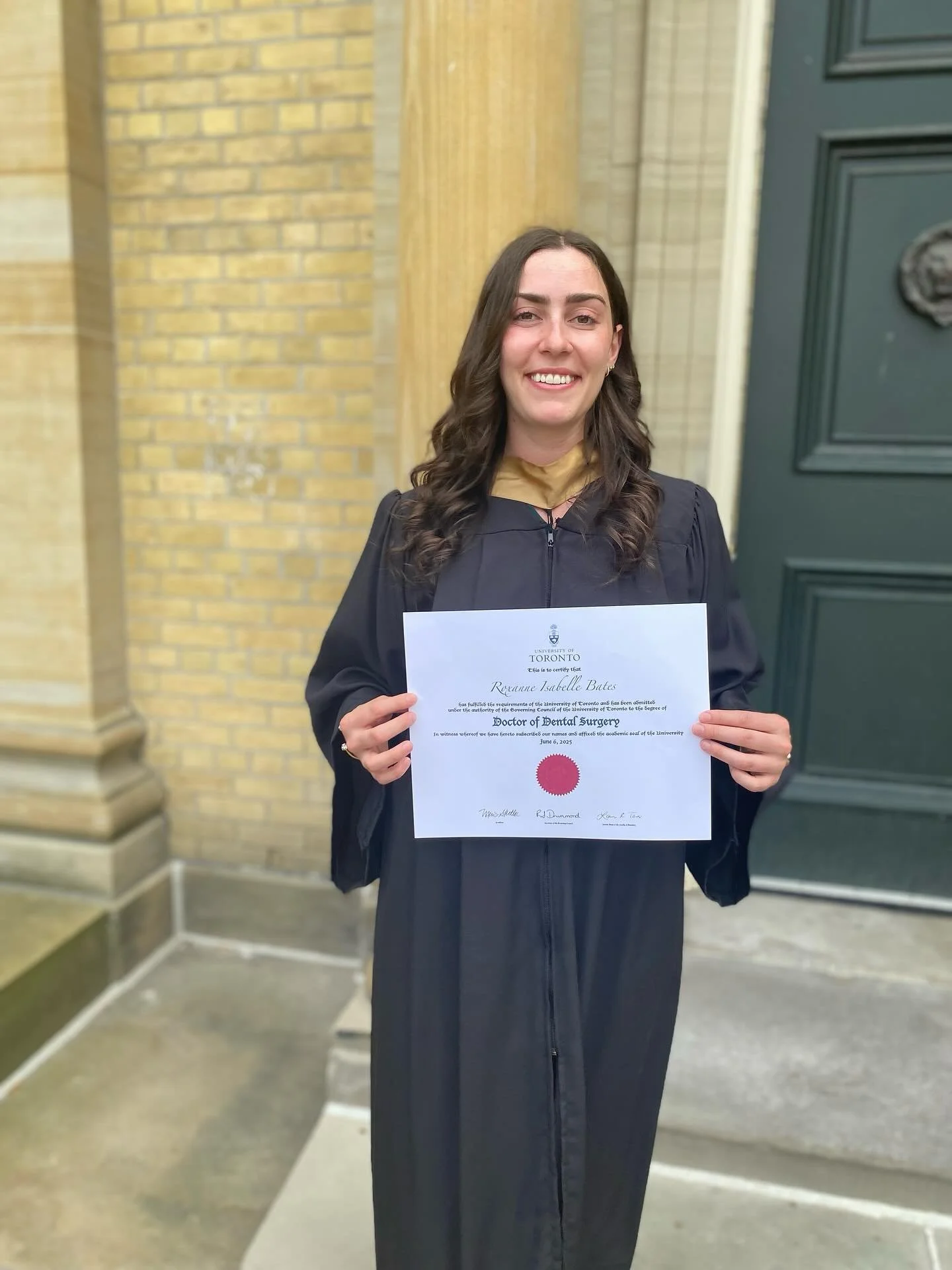 Following in the footsteps of Dr. Isabelle Chenail, her daughter, Dr. Roxanne Bates, is now officially a dentist! 🦷 🪥
We are absolutely thrilled to welcome Dr. Bates to our practice this July and look forward to all the wonderful things ahead.
Cong