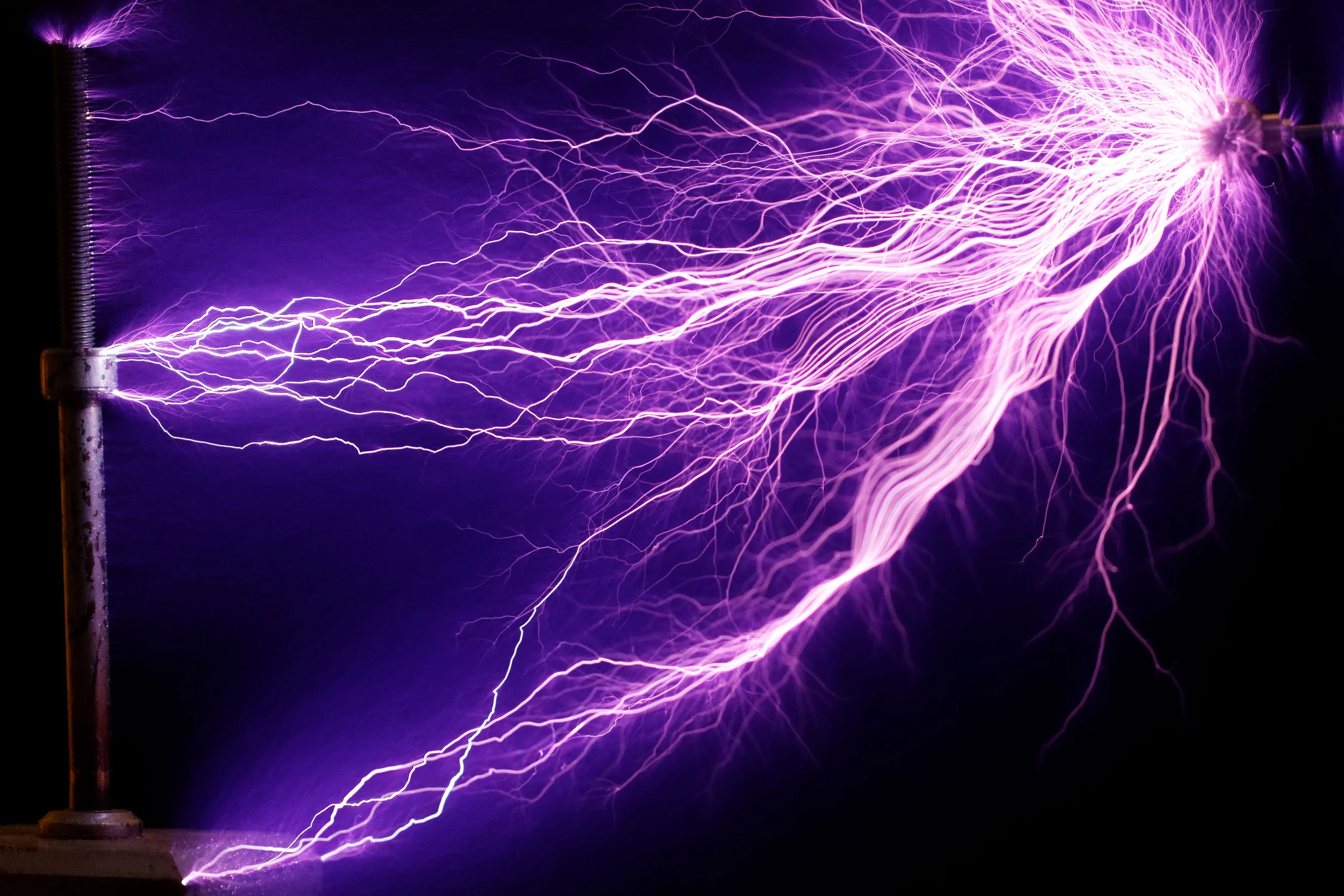 225W_Tesla_coil_-_arcs_(cropped).jpg
