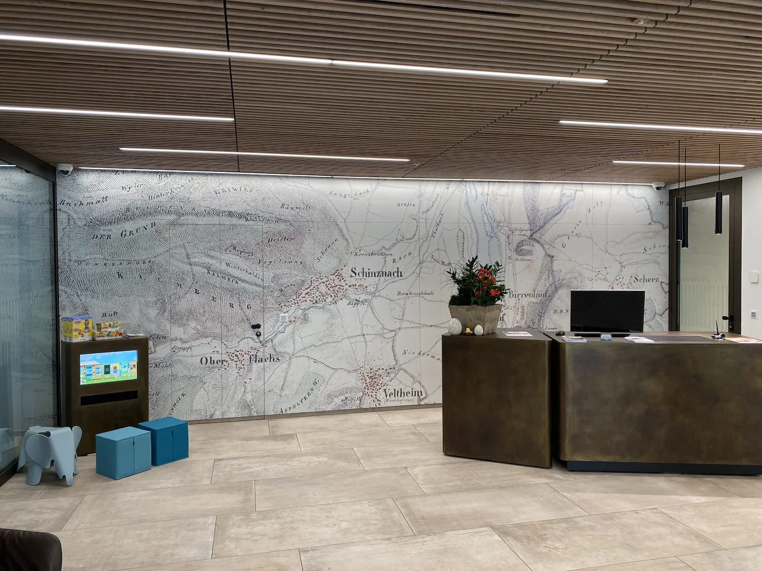 EINE BEDRUCKTE AKUSTIKWAND AUS PET-RECYCLING FÜR DIE RAIFFEISENBANK