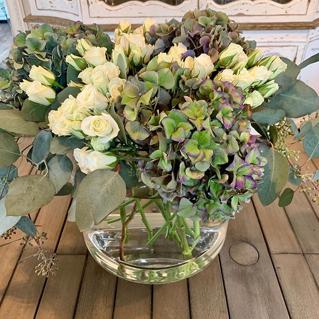 Rainy,  cloudy day in Austin, but  wedding flowers for the weekend  always add that special ray of sunshine ! Cheers to the bride and groom ! 😊🌷 In this arrangement seeded eucalyptus, antique purple/green hydrangeas and white spray roses  #atxweddi