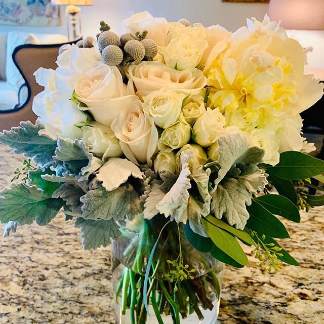 A winter bouquet for a bride this afternoon ! Nice way to start the New Year ! Cheers 🥂 😊 #atxweddings #austinweddings #austinweddingplanner  #lakewayflorist  #austinfloraldesign