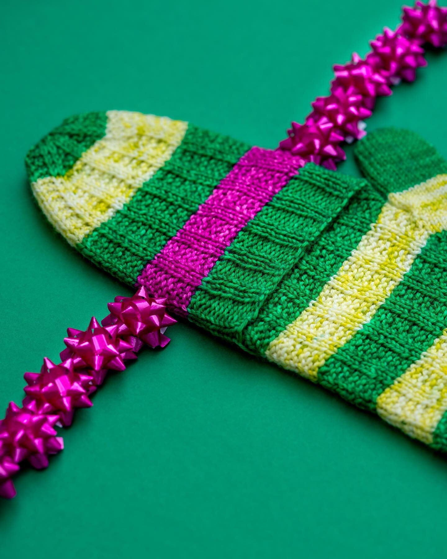 Quick reminder: TODAY IS THE LAST DAY to get the Gift Box mitt pattern for 50% off with coupon code GIFTMITT. Links in profile.

This pattern includes instructions for full mittens, convertible mittens (like these), and fingerless mitts in sizes chil