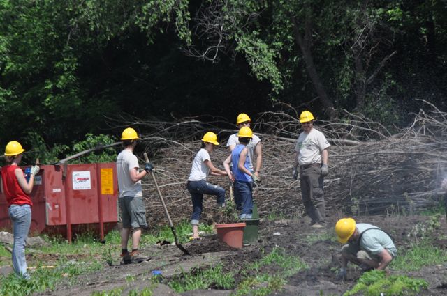 volunteers_in_the_garden.jpg