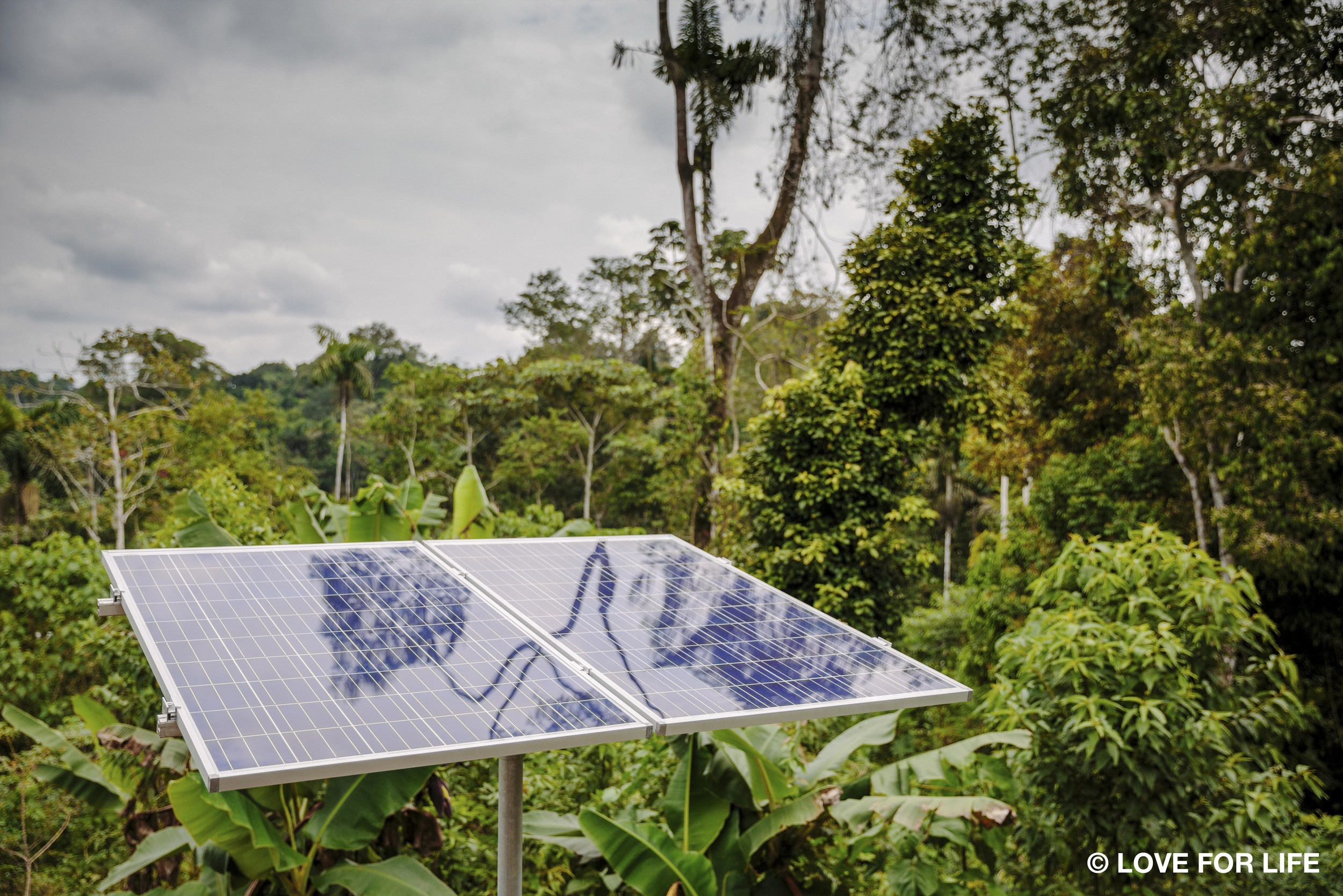 Solarprojekt IMAGINE LIGHT_Solaranlage in der Cofán-Gemeinde Bavoroe im Amazonas.jpg